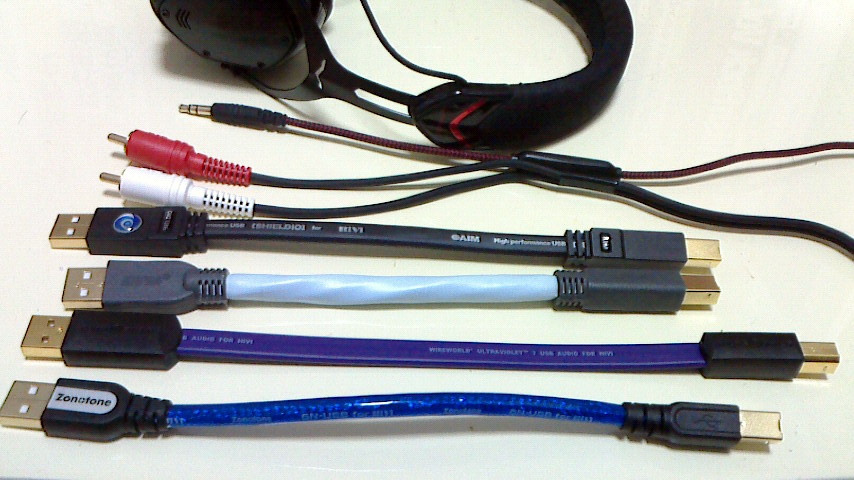USBケーブルとRCAケーブルとヘッドフォンジャック